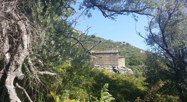 Corsica. La cappella romanica di San Michele nell'entroterra di Sisco